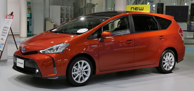2015_Toyota_Prius_α